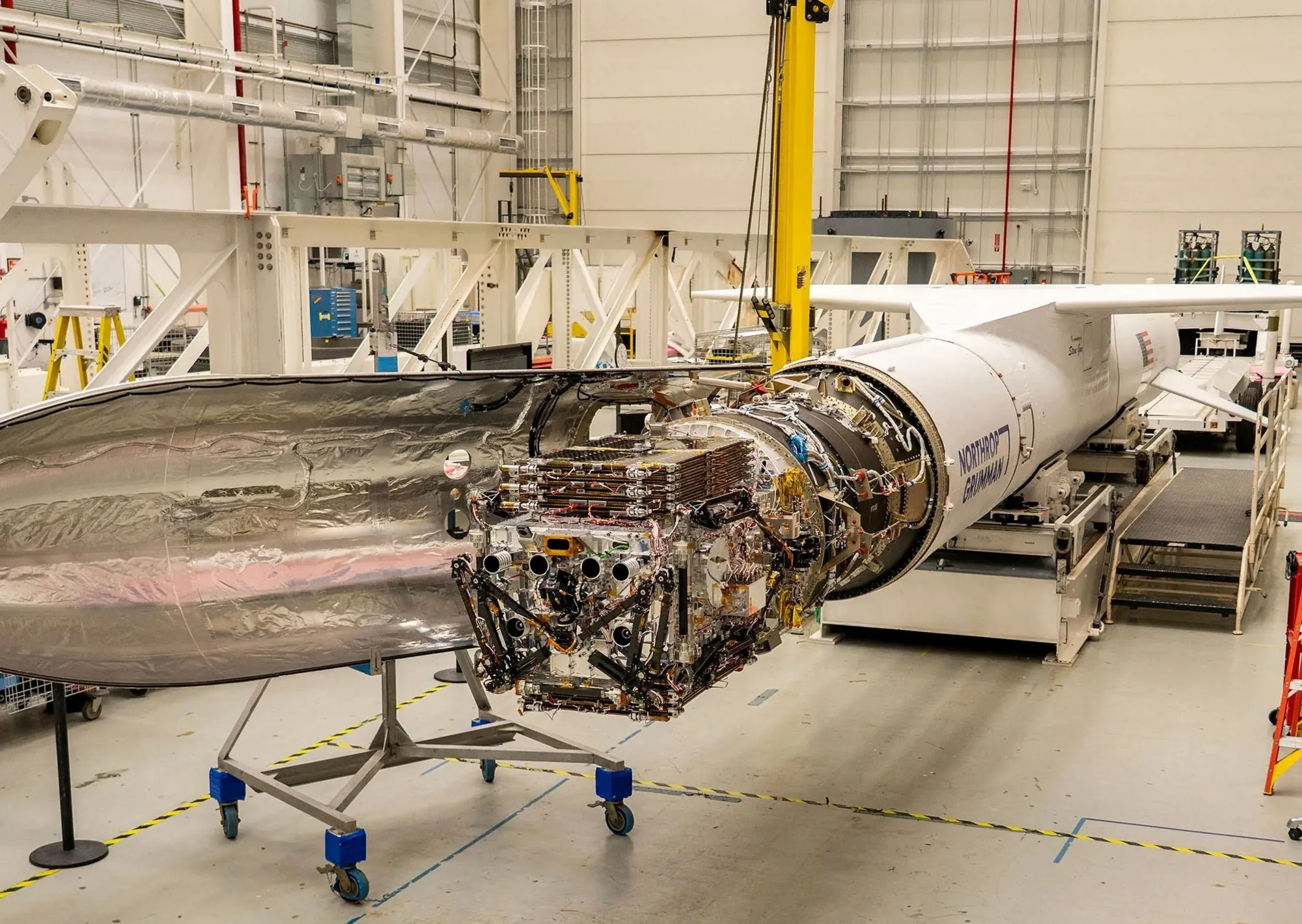 La NASA lanza una peligrosa misión para recuperar un telescopio que se usa para estudiar las explosiones más potentes del universo