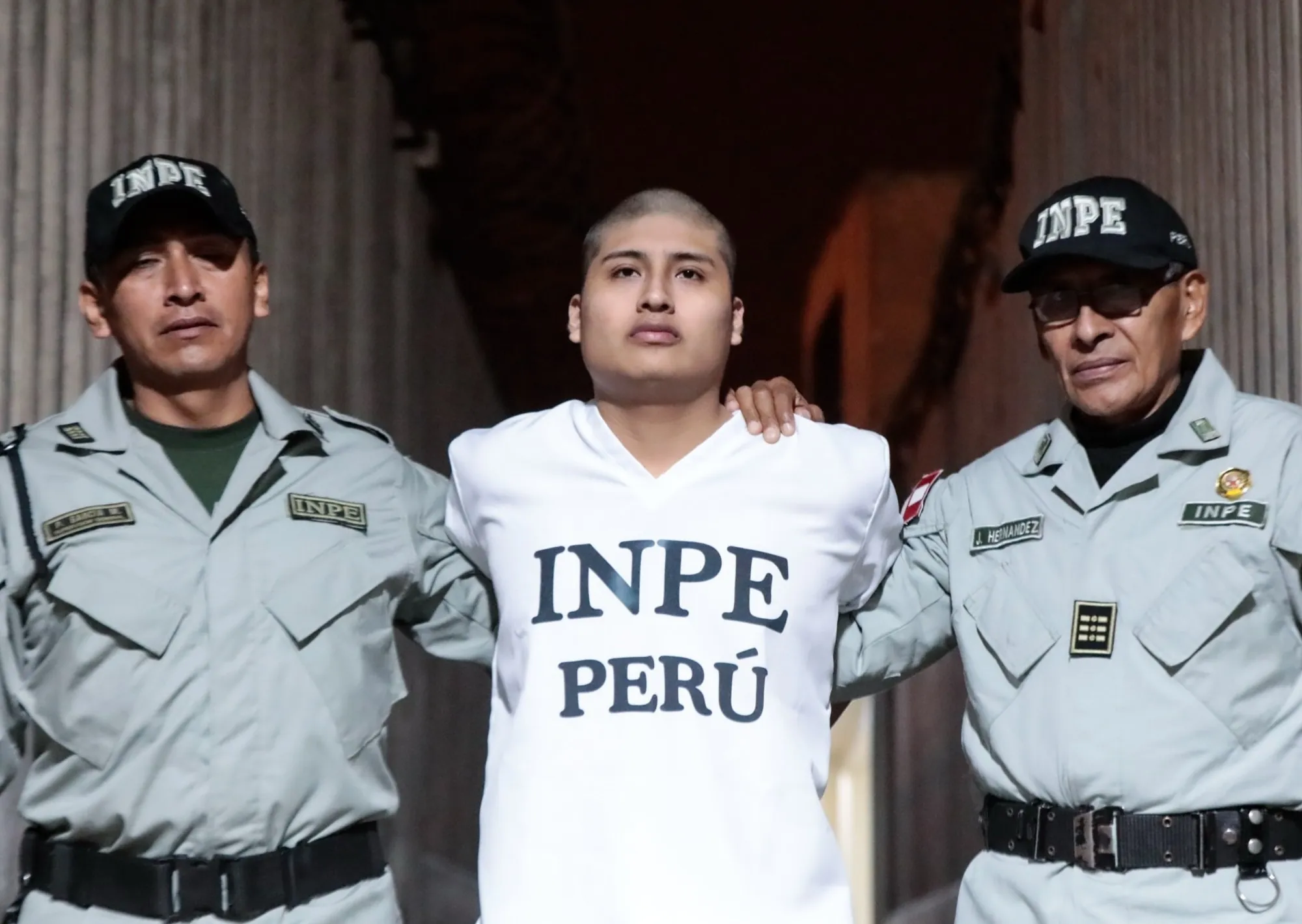 Rapado y vestido de blanco: así trasladaron a "Pequeño J" a la Argentina para ser indagado por el triple crimen de Florencio Varela
