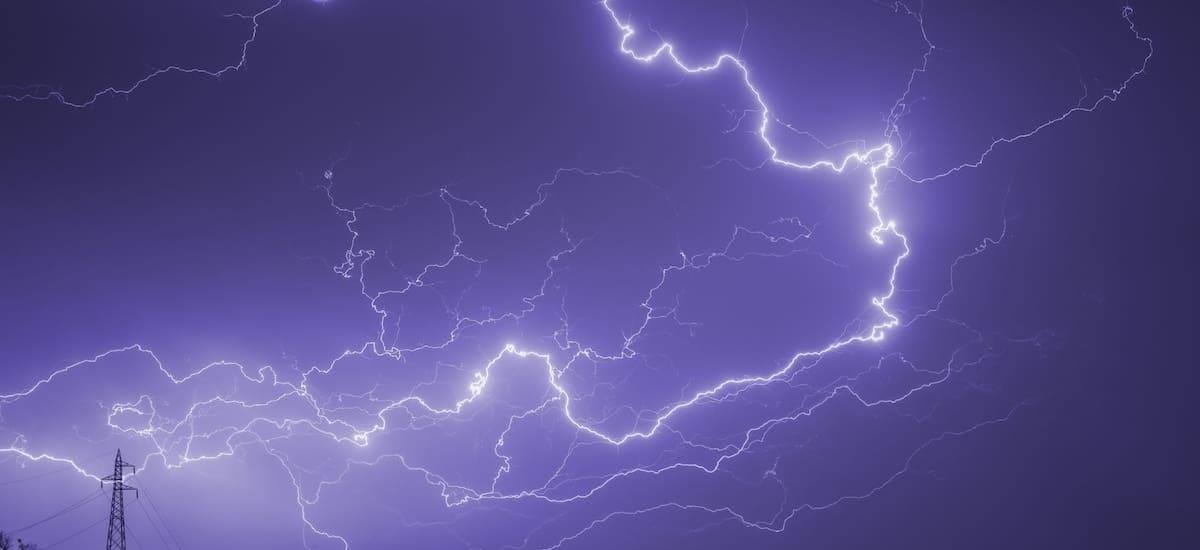 Llega un diluvio histórico con un frente de aire helado: se espera una fuerte tormenta negra y habrá mucho frío toda la semana