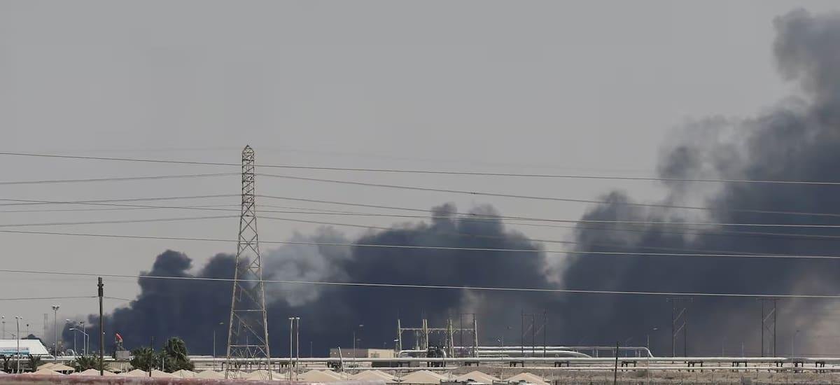 Irán bombardeó una refinería clave en Arabia Saudita y le pone presión al precio del petróleo