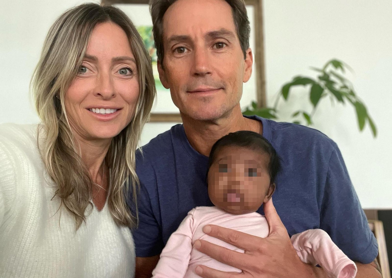 Una pareja demandó a una clínica de fertilidad por implantar un embrión equivocado: "Estamos devastados"