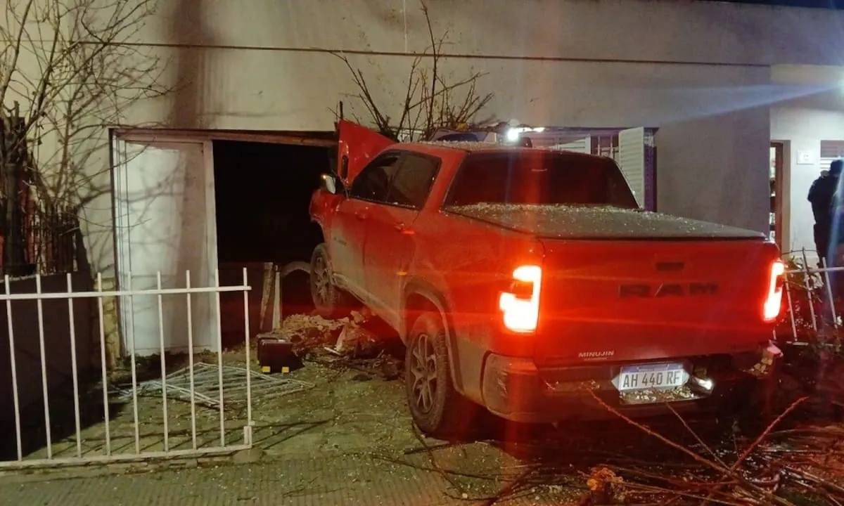 Manejaba alcoholizado y terminó con la camioneta incrustada en la casa de un jubilado