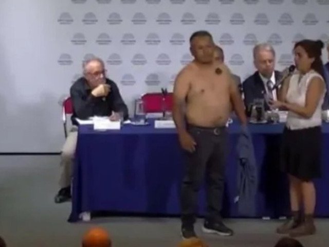 InsГіlita exposiciГіn antivacunas en el Congreso: un hombre en cuero pretendiГі ser prueba de consecuencias magnГ©ticas