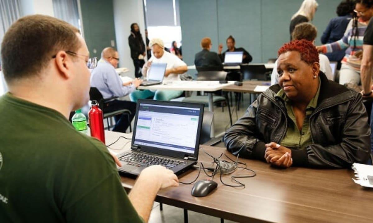 Chicago ofrece ayuda gratis y en español para declarar impuestos en 2026