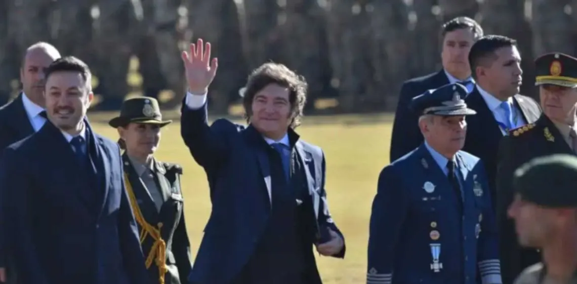 Milei viaja a Rosario por el Día de la Bandera en medio de tensiones políticas internas