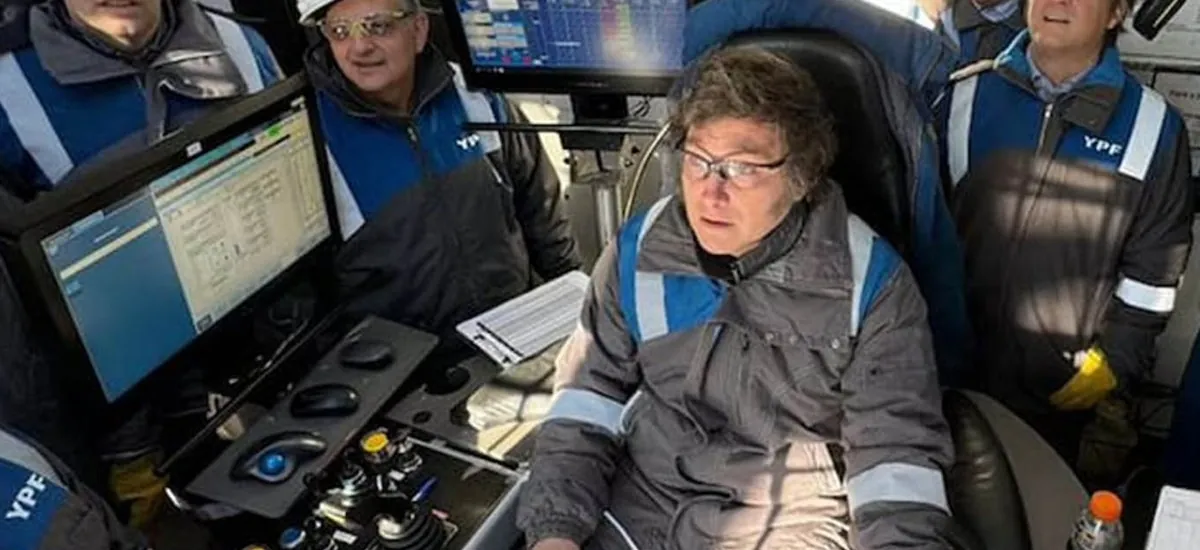 Javier Milei expresó su “emoción infinita” tras el triunfo de Argentina sobre Inglaterra y reveló su cábala para ver los partidos