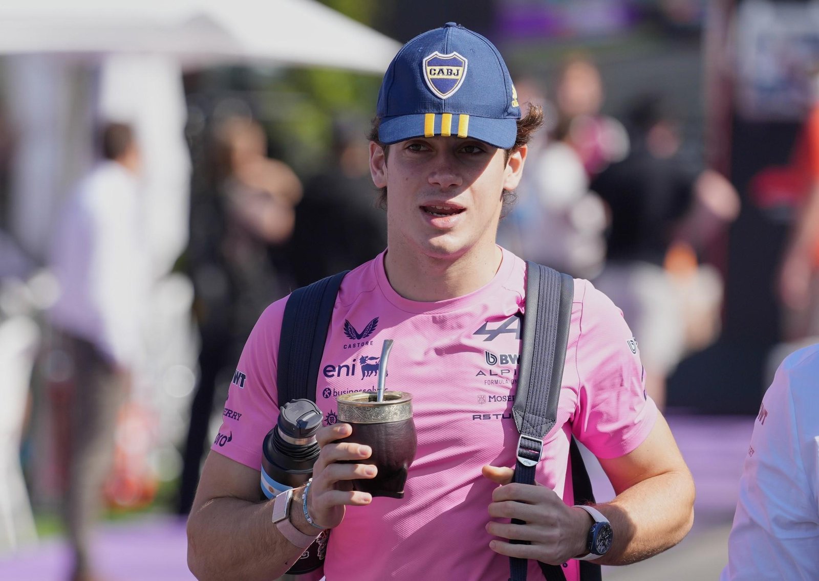 Franco Colapinto llegó al GP de Australia con gorra de Boca y mate: el guiño futbolero antes de su debut como titular en la Fórmula 1