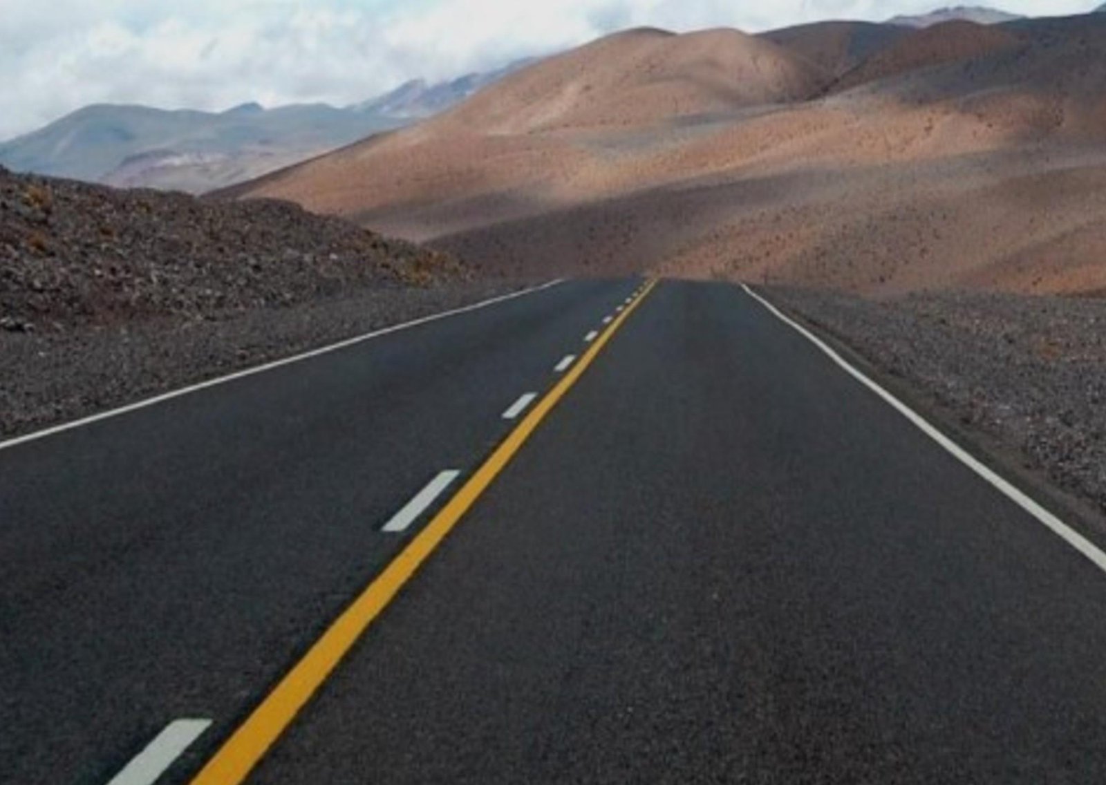 Qué significa una línea amarilla continua y otra discontinua en la ruta