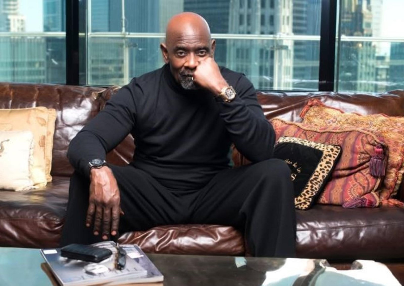 Pasó de dormir en baños públicos con su hijo a la cima de Wall Street: la historia del hombre que inspiró la película "En busca de la felicidad"