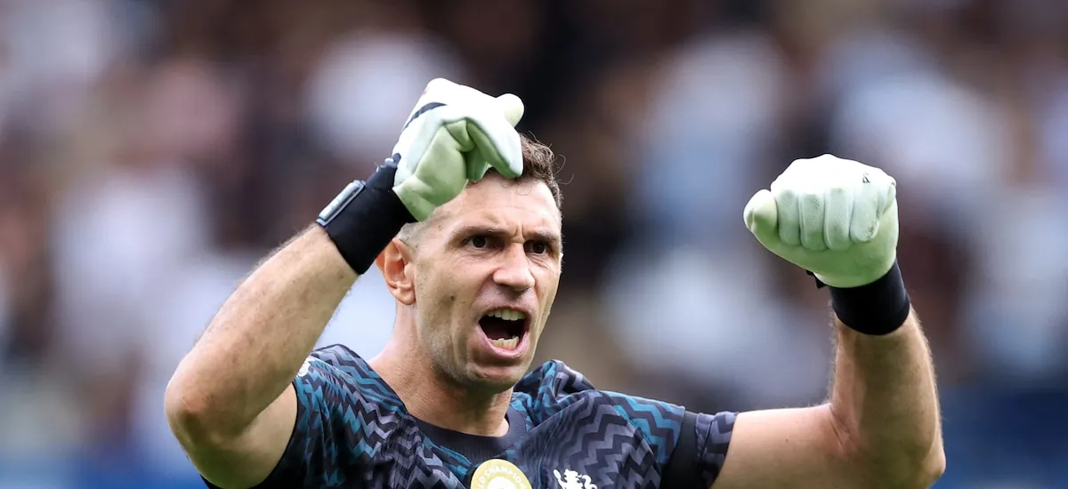 Lluvia de aplausos y grandes atajadas: así fue el debut de Dibu Martínez tras firmar con el Chelsea en la Premier League