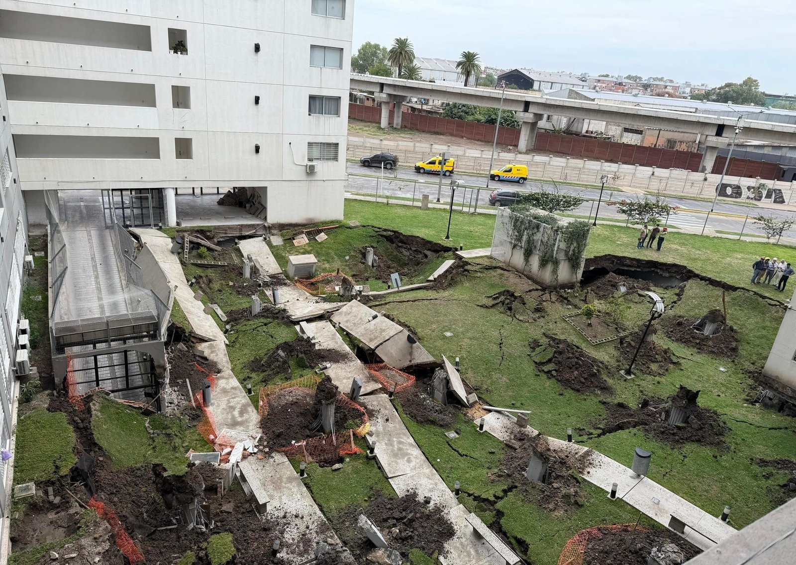 Así fue el derrumbe de Parque Patricios: una de las cámaras de seguridad captó el momento en que colapsó la estructura de la cochera