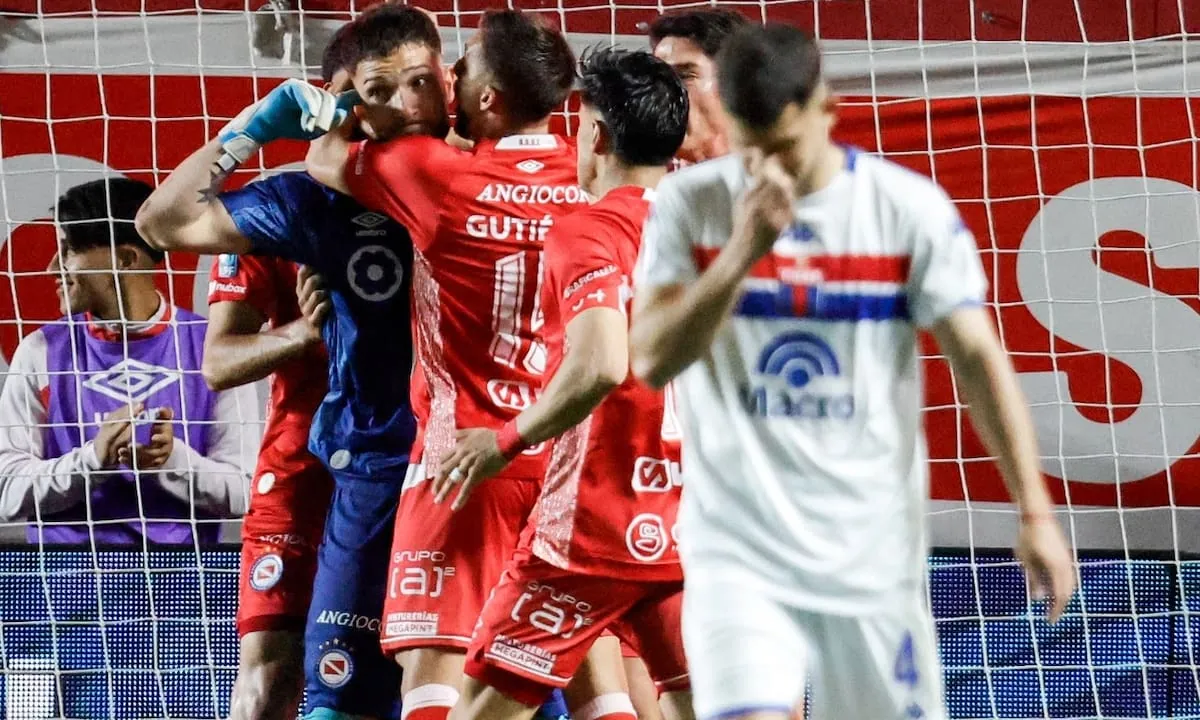 Argentinos no se baja: la pegada de Kevin Gutiérrez, el penal atajado por Siri y el insólito gol errado por Dómina