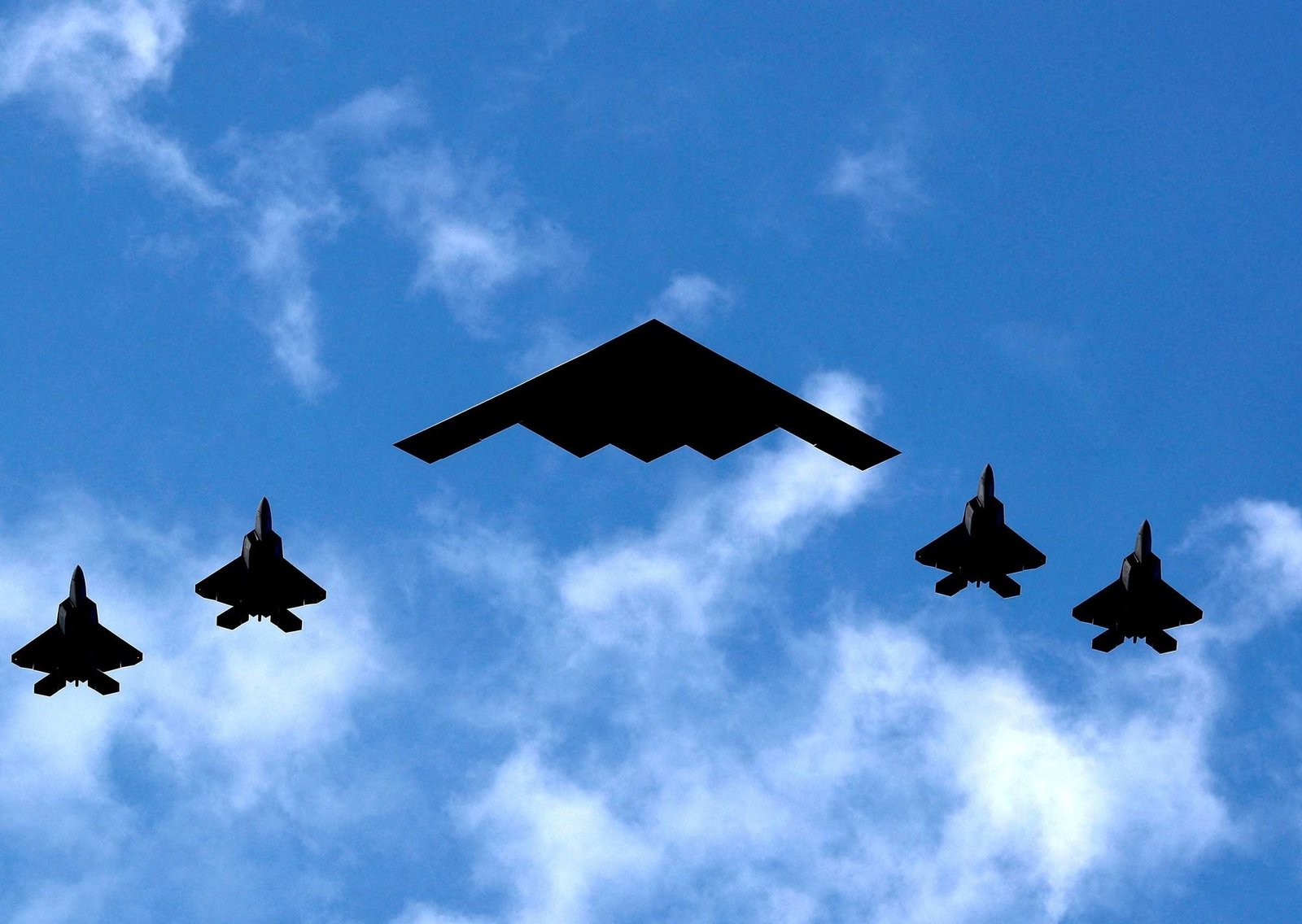 Buques de guerra, drones explosivos y bombarderos furtivos: el arsenal de alta tecnología que EE.UU. despliega en su ofensiva contra Irán