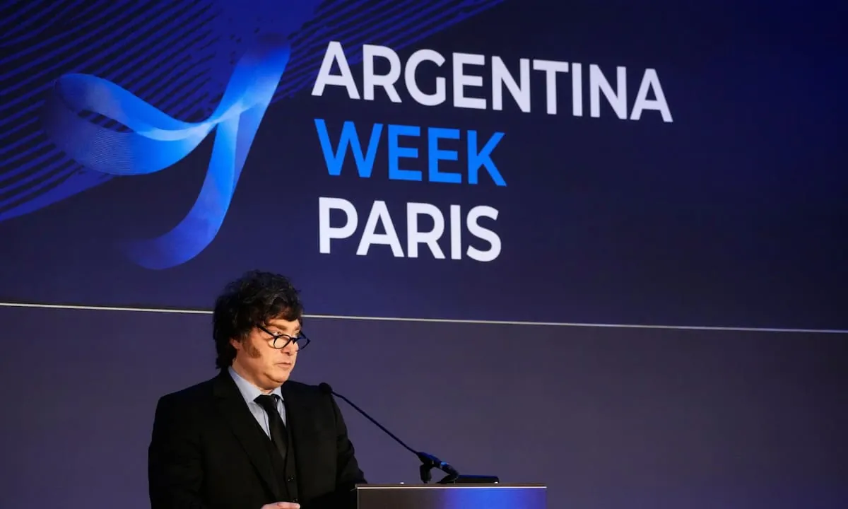 Milei defendió los cambios de su gobierno y dijo en París: “Estamos bien armados para enfrentar los intentos golpistas”