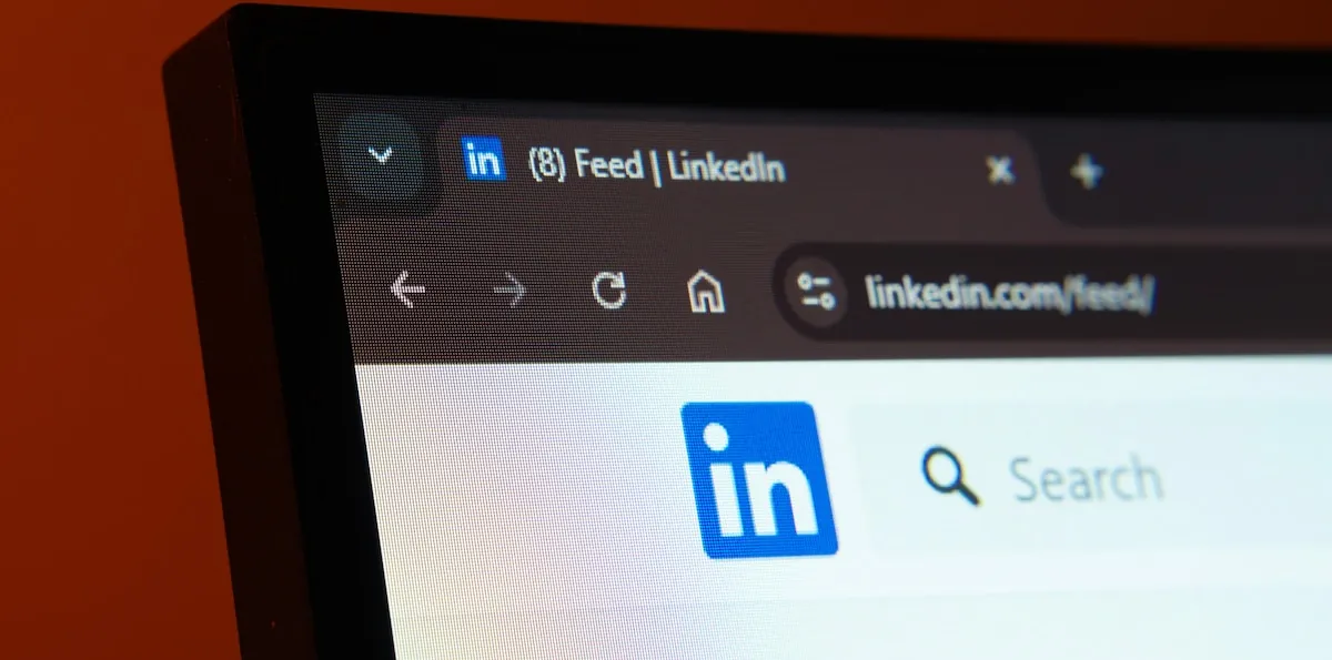 Acusan a LinkedIn de usar código malicioso para espiar qué extensiones usan sus usuarios en el navegador