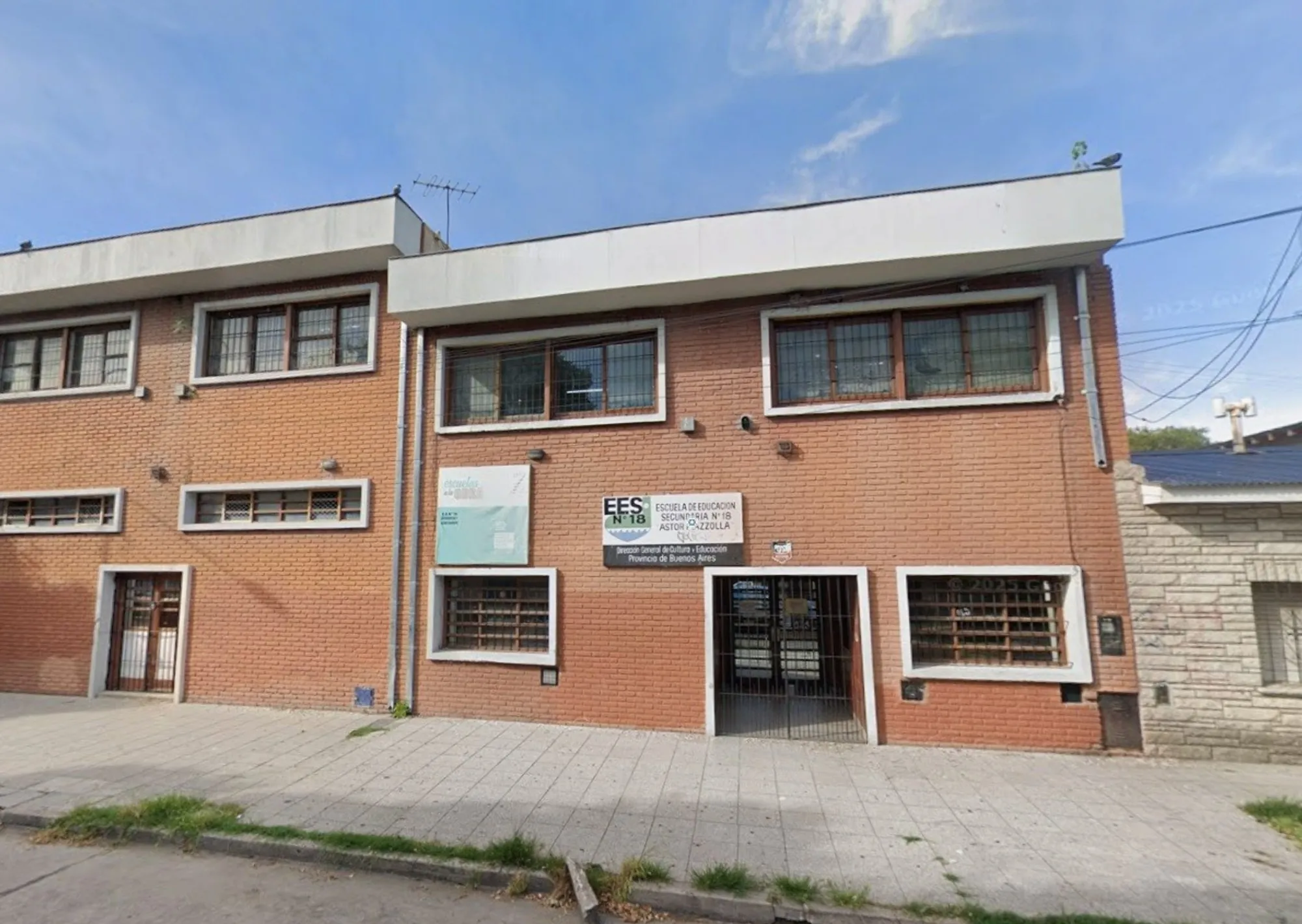 Los padres de un alumno que hizo una amenaza de bomba en una escuela deberán pagar una multa de $ 3 millones y les sacaron un beneficio social