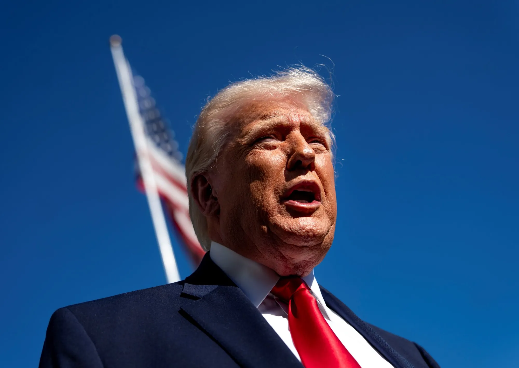 Donald Trump amenaza a China con aranceles del 50% si proporciona armas a Irán