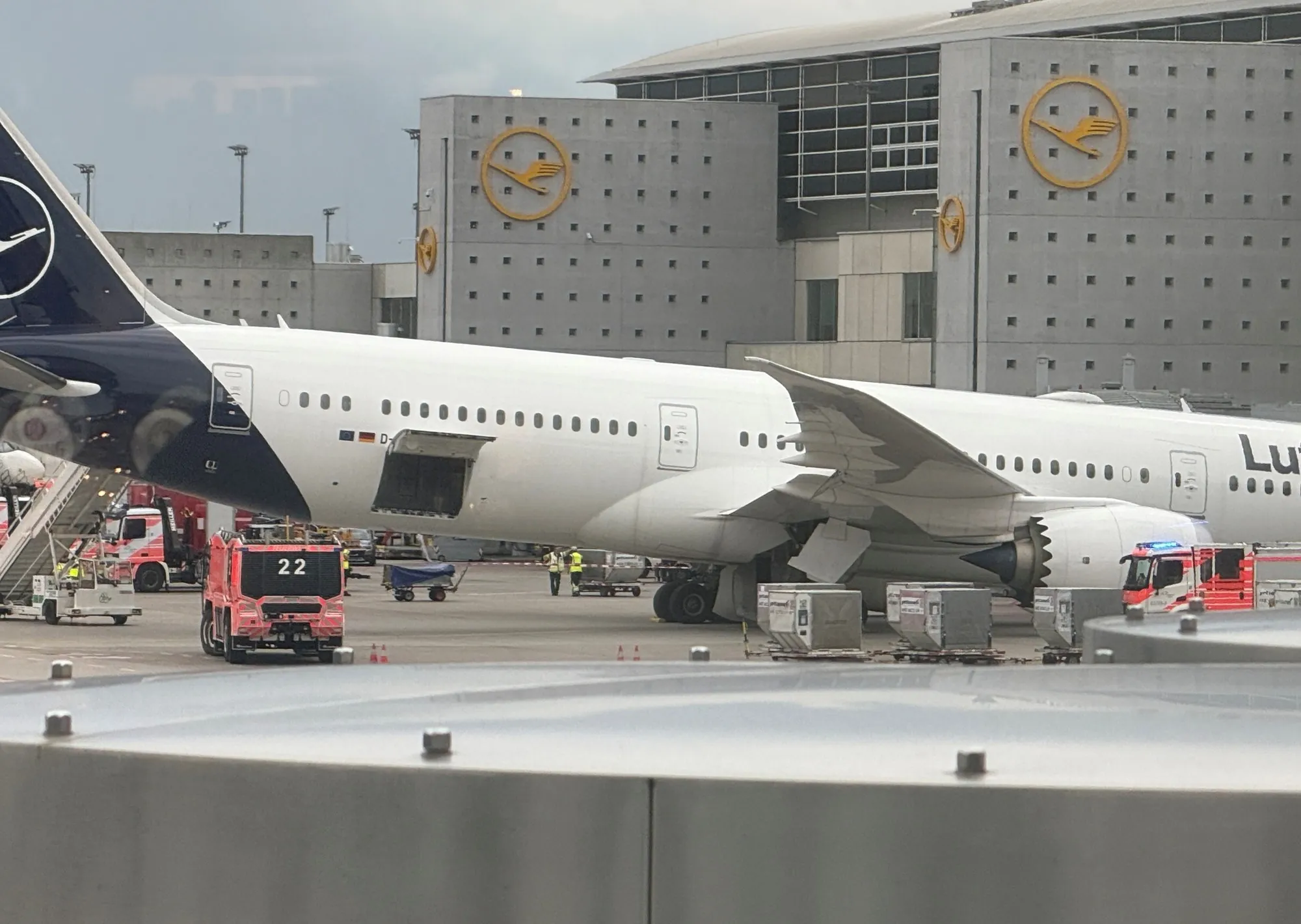 Un avión de Lufthansa colapsó mientras estaba estacionado y dejó varios heridos: el video