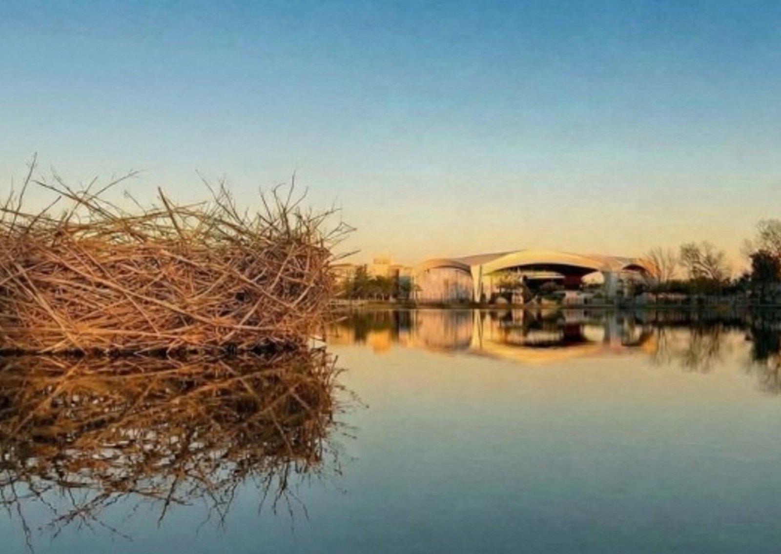 Un escenario sobre el agua: quién es el arquitecto cordobés que montó una mega instalación en el lago de Villa María