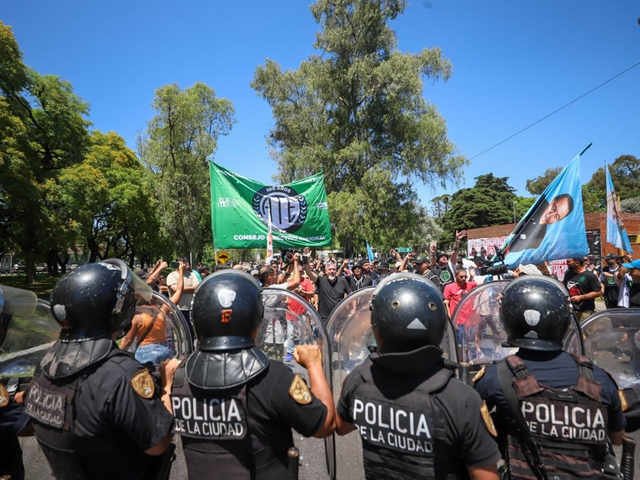 Incidentes entre la PolicГ­a y trabajadores estatales en una protesta del INTI en avenida General Paz