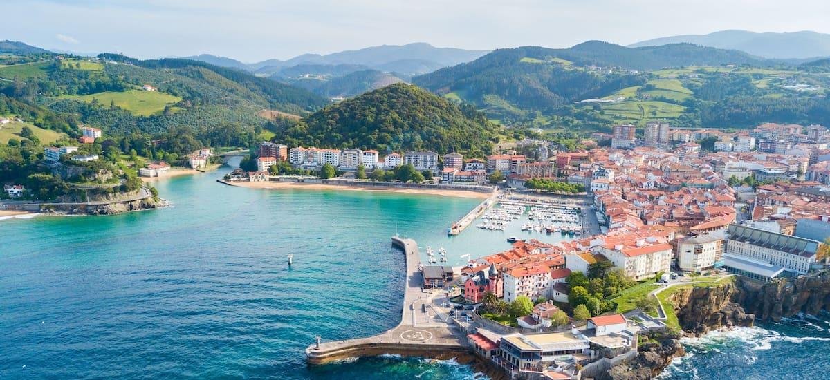 Este pueblo queda a una hora de Bilbao y tiene uno de los puertos más bellos del País Vasco