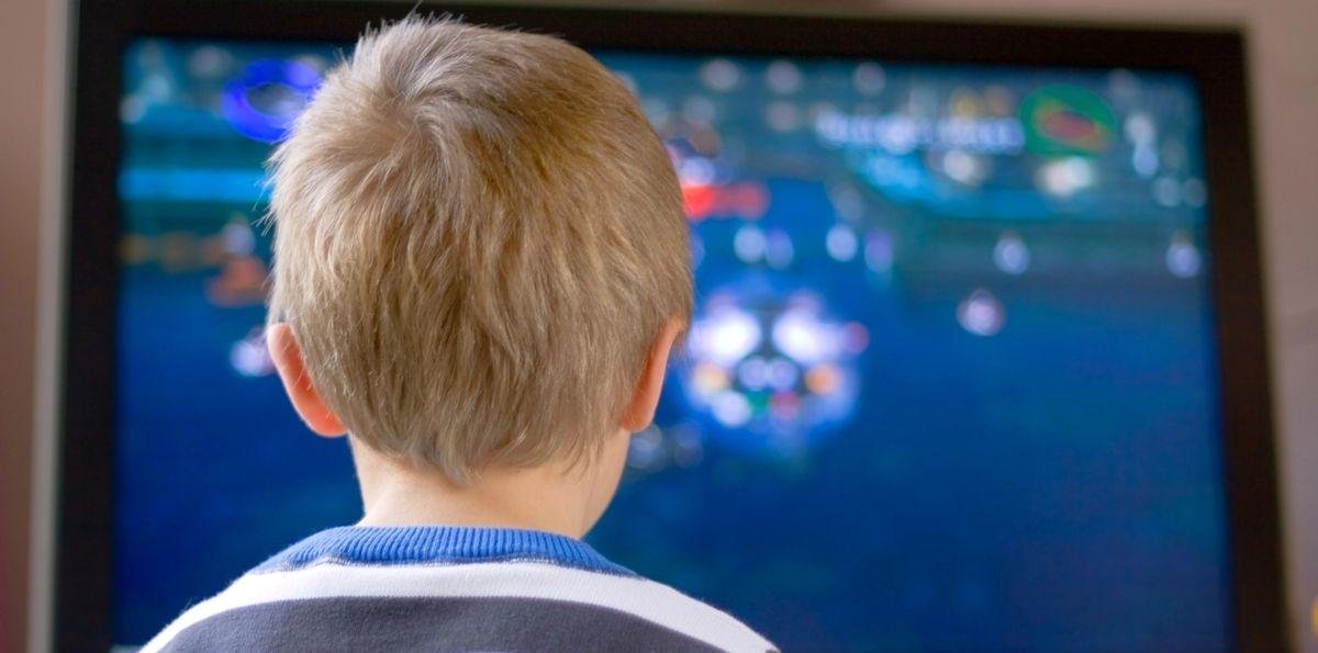 Pantallas, vínculos y crianza: el impacto de la hiperconectividad