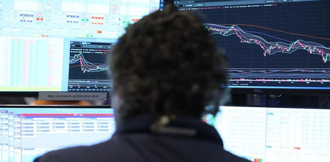 Shock geopolítico y tasas altas: analistas explican cómo invertir en un escenario incierto