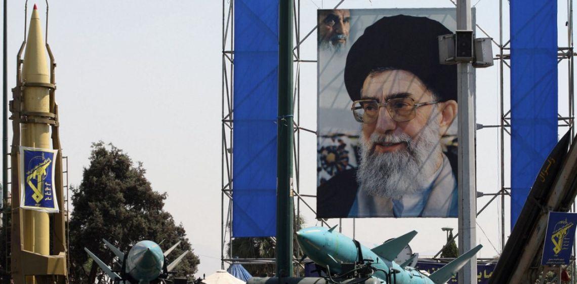 Irán anuncia 40 días de luto nacional por Jamenei y la Guardia Revolucionaria jura venganza