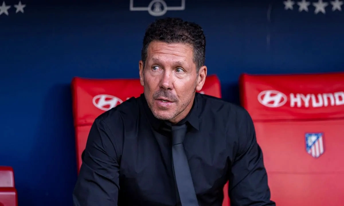 La respuesta del Cholo Simeone a la salida en soledad de Julián Alvarez bajo una lluvia de silbidos en Atlético de Madrid