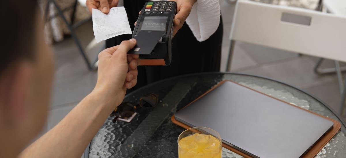 Adiós a las propinas: la regla que exige a los cafés y restaurantes no cobrar dinero de más por su servicio