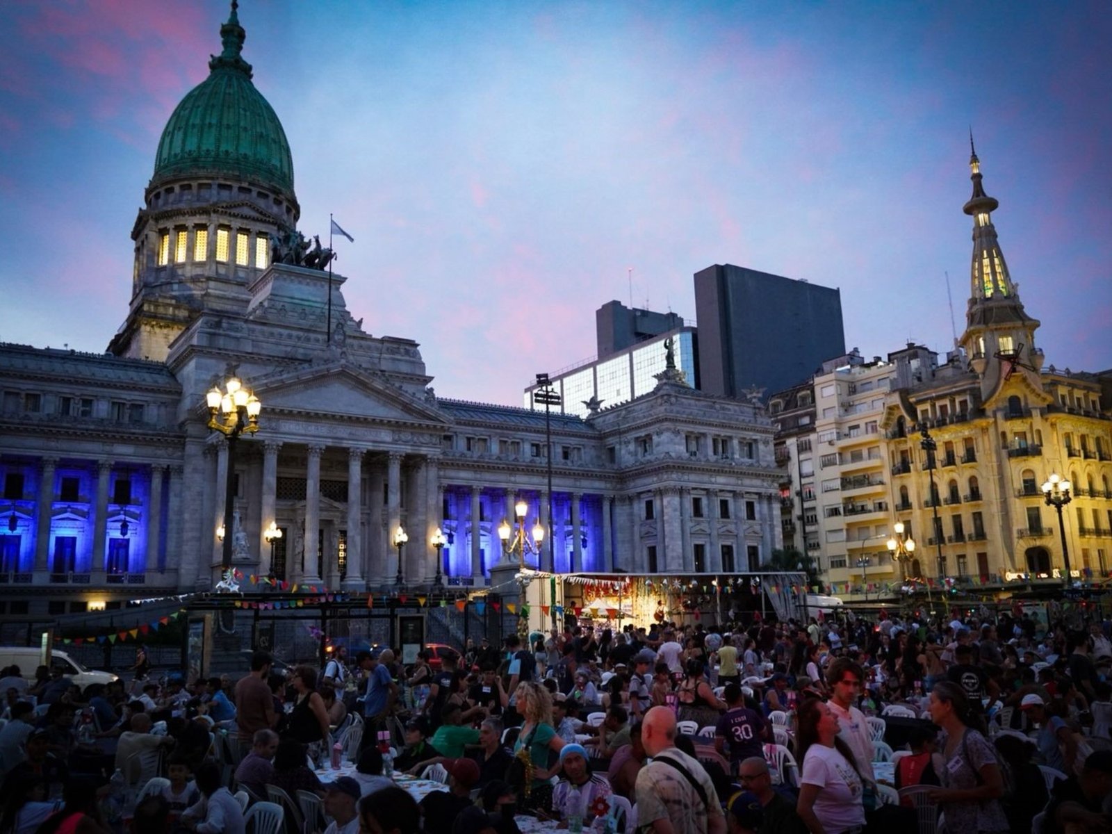 вЂњNinguna familia sin NavidadвЂќ: militantes de Juan Grabois organizaron una cena para mГЎs de 4000 personas en situaciГіn de calle frente al Congreso