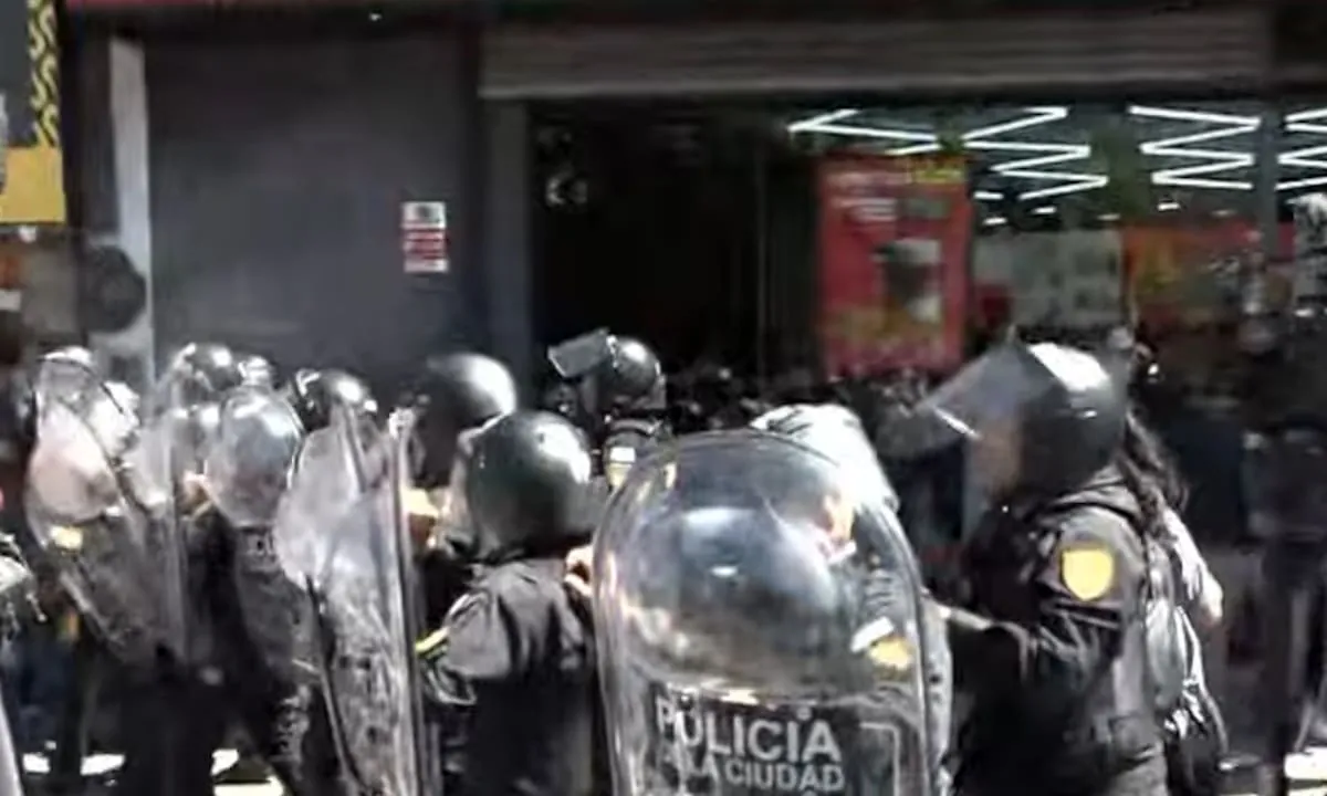 Corridas y enfrentamientos entre manifestantes y la Policía por el paro de subtes