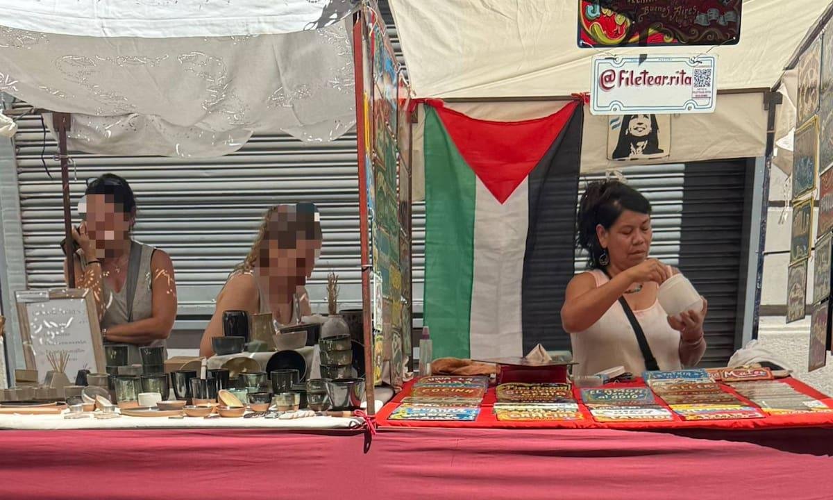 Video: inhabilitaron a tres feriantes de San Telmo tras expulsar a otra vendedora al grito de “¡Fuera los sionistas!"