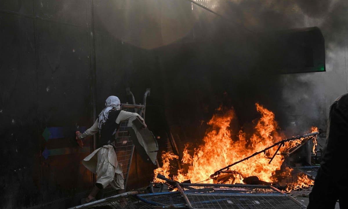 De EE.UU. a Asia, se multiplican las protestas contra la guerra y dejan muertos en enfrentamientos frente a sedes diplomáticas