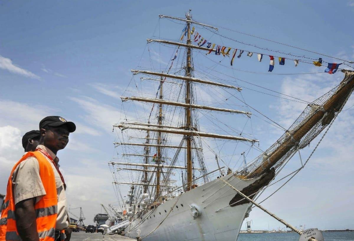 “Largala o no jugás más”. La otra leyenda de la AFA: cuando Grondona liberó la fragata Libertad tras estar 77 días retenida en Ghana