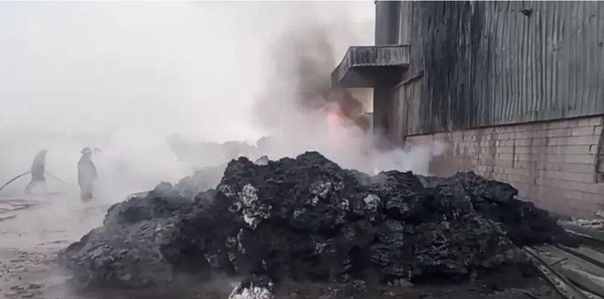 Alerta en Ezeiza: se incendió una fábrica de plásticos en el Polo Industrial de Carlos Spegazzini