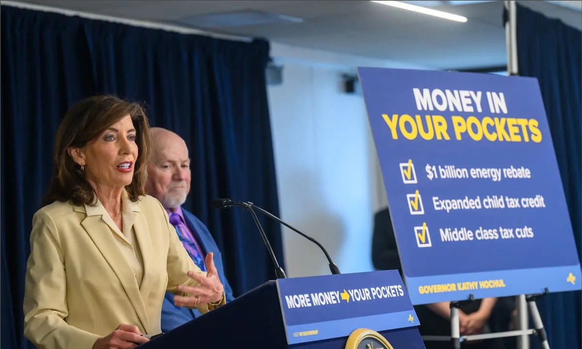 Hochul anuncia cheques de hasta US$1500 en Nueva York: ya comenzaron los envíos