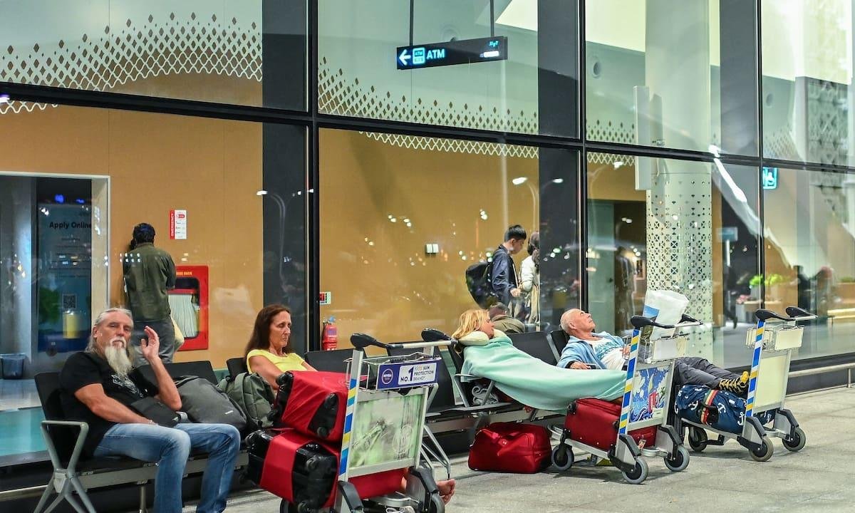 Vuelos cancelados y desvíos por los combates en Irán dejan a miles de pasajeros varados en aeropuertos de Europa y el Golfo