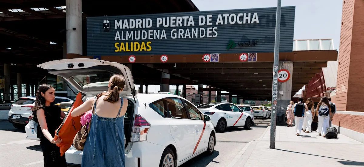 Un juzgado suspende la sanción de tres meses sin trabajar impuesta por el Ayuntamiento de Madrid a un taxista hasta que se resuelva el litigio