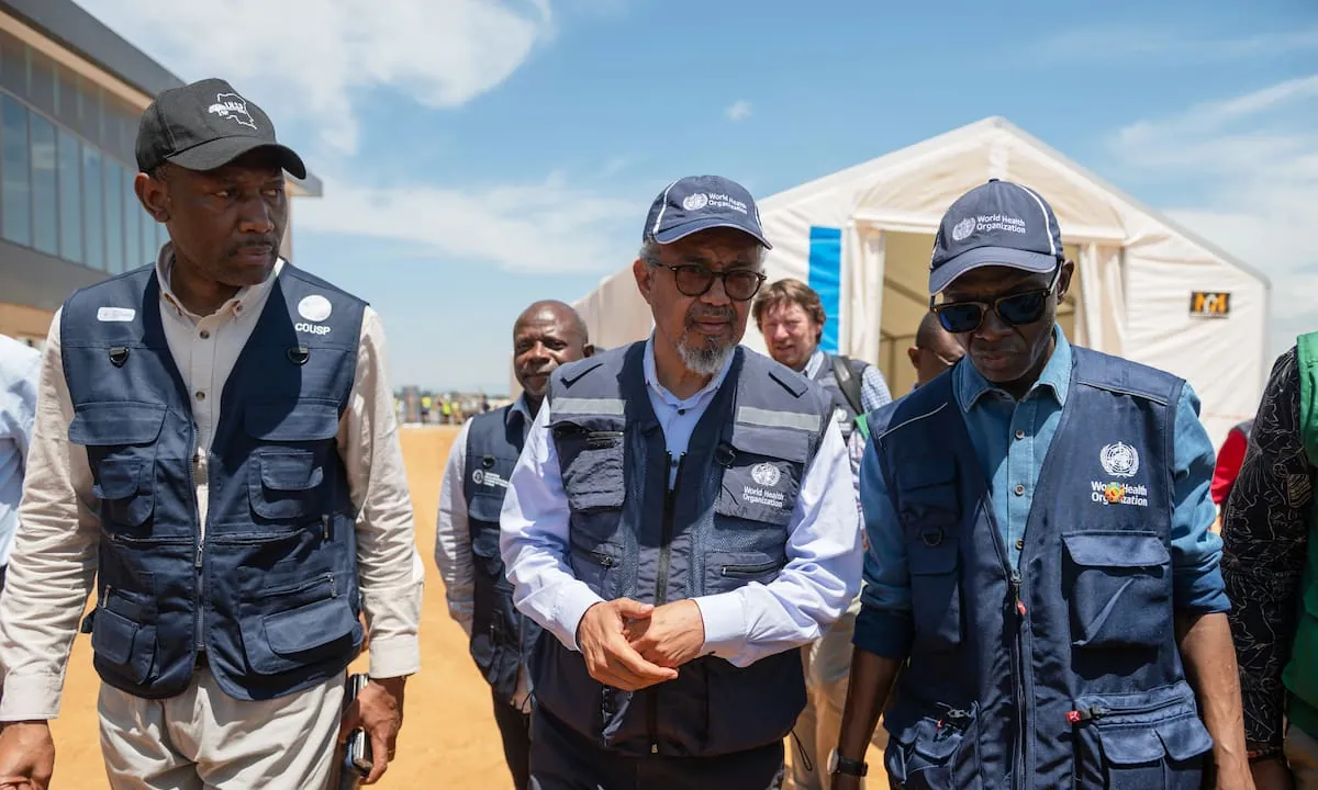 El director de la OMS visita el Congo y reclama más recursos tras un brote que ya supera la capacidad de respuesta
