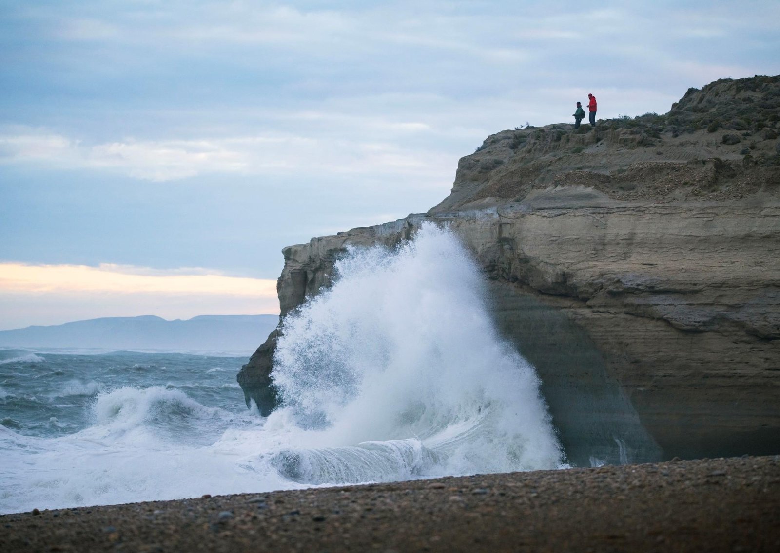 Un destino poco conocido que sorprende en la Patagonia: el parque donde la estepa se abraza con el mar y una carrera que batió récords