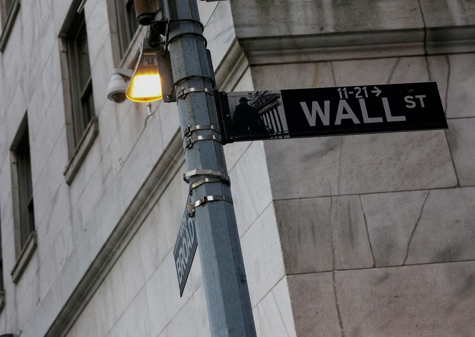 Wall Street recorta las pérdidas y suben el oro, el petróleo y el gas en la primera reacción a la guerra en Irán