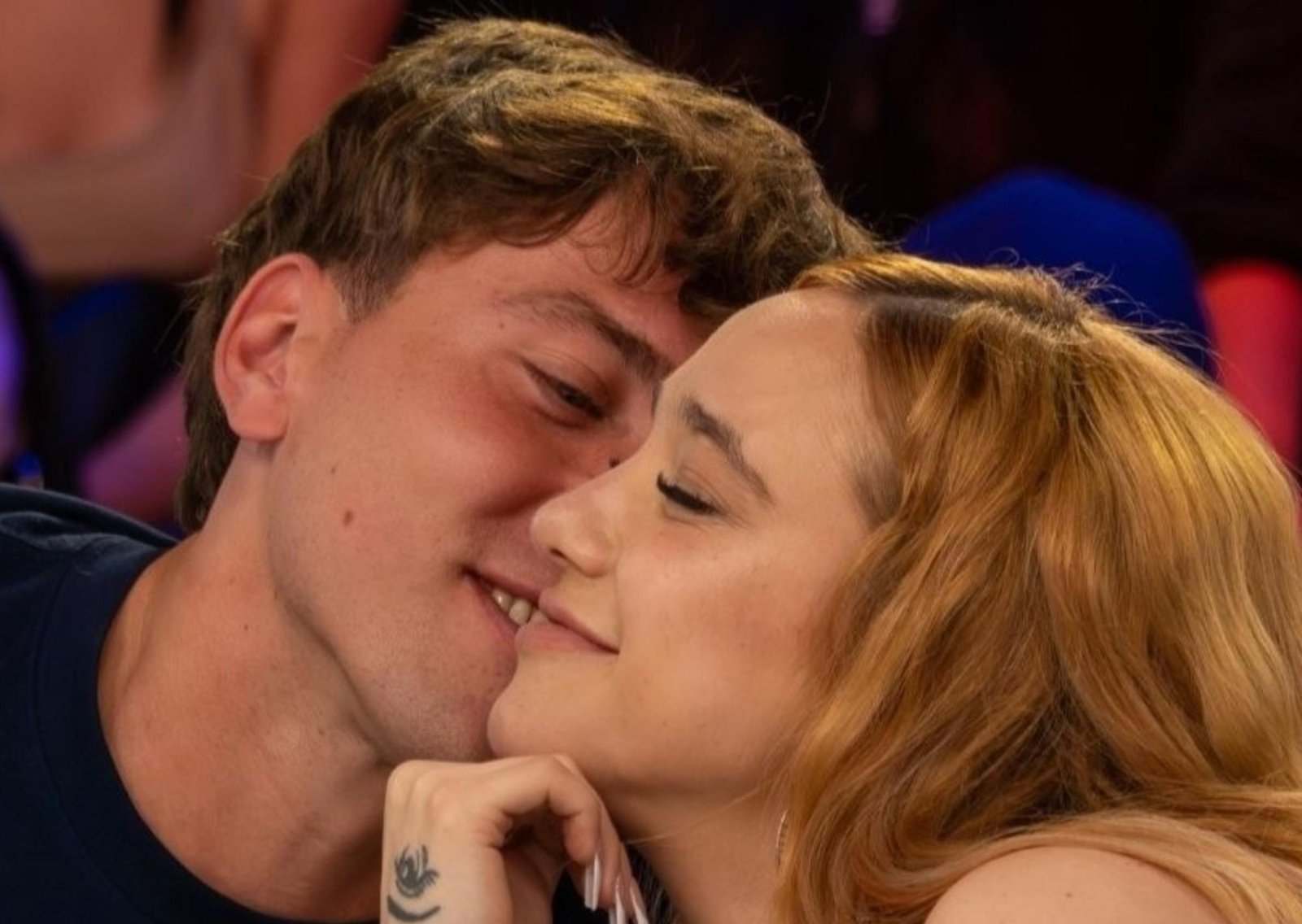 Ángela Torres y Marcos Giles oficializaron su noviazgo: la romántica propuesta en la playa