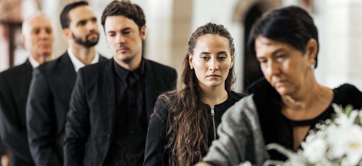 Cuando fallece el titular de una cuenta bancaria, ¿qué deben hacer los familiares para no heredar deudas?