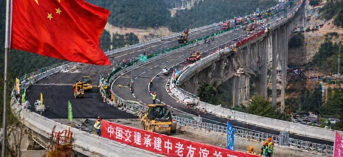 China tomará el control de uno de los recursos más vitales de este país: invertirá más de 1000 millones de dólares y construirá carriles y puentes en una ruta esencial