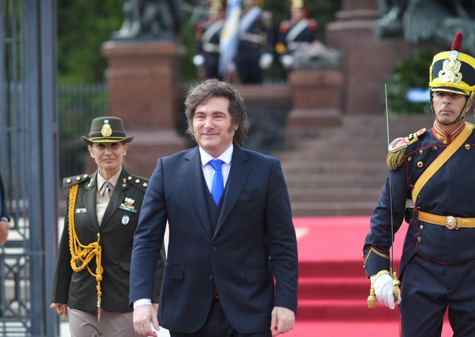 Milei viaja en su burbuja triunfalista