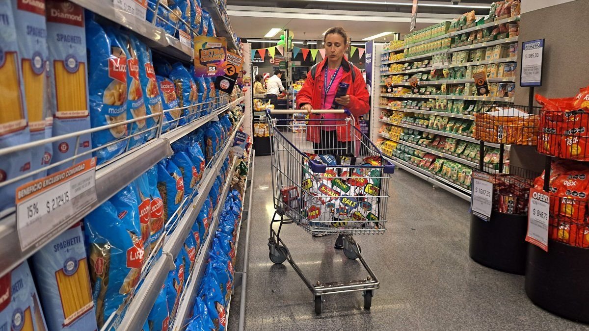 Inflación no afloja: prevén que el IPC de febrero siga cerca de niveles máximos en casi un año