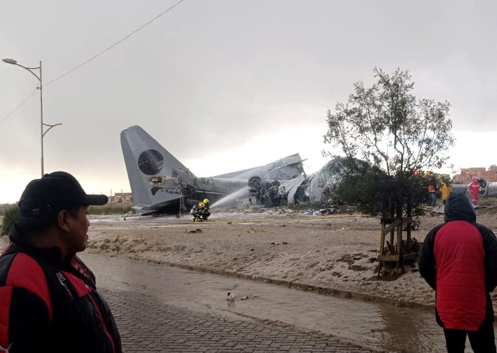 Se estrelló un avión que transportaba billetes en Bolivia: hay 20 muertos y los vecinos intentaron saquearlo