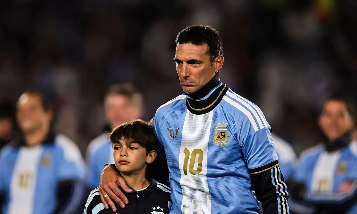 Scaloni, el jugador que compartió el estreno de Messi en la Mayor y el técnico que se emocionó en la última función