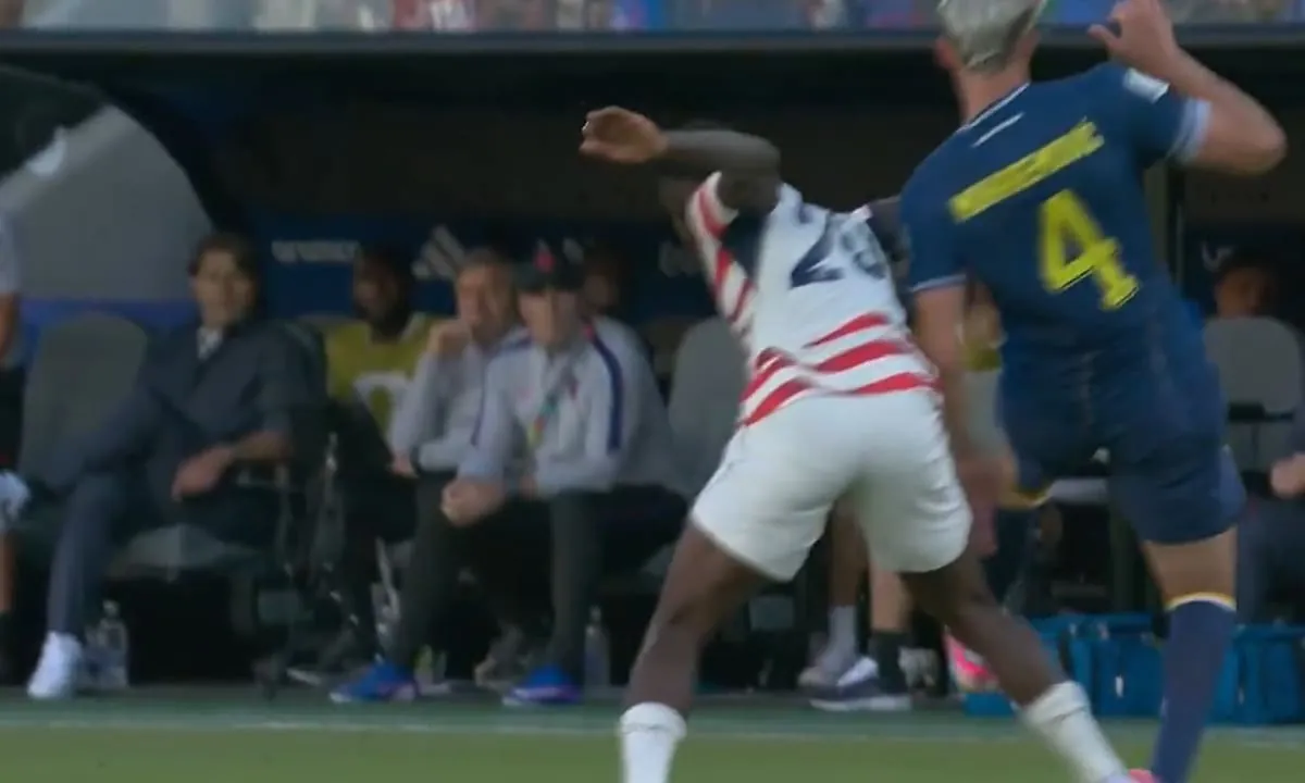 Así fue la polémica expulsión de Folarin Balogun ante Bosnia
